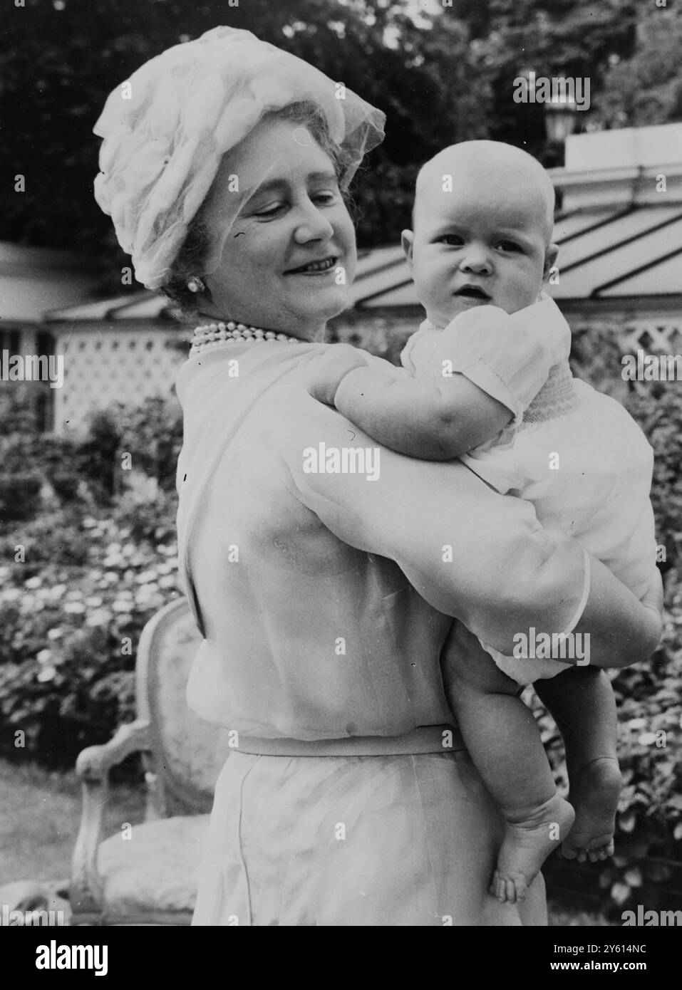 THE QUEEN MOTHER ELIZABETH WITH PRINCE ANDREW  4 AUGUST 1960 Stock Photo