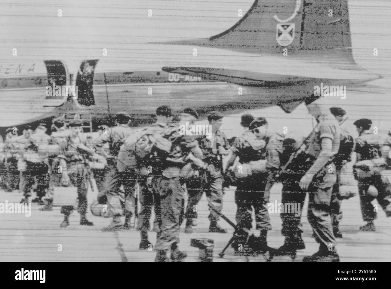 ARMY PARATROOPERS BOARD PLANE AT LEOPOLDVILLE CONGO 18 JULY 1960 Stock 