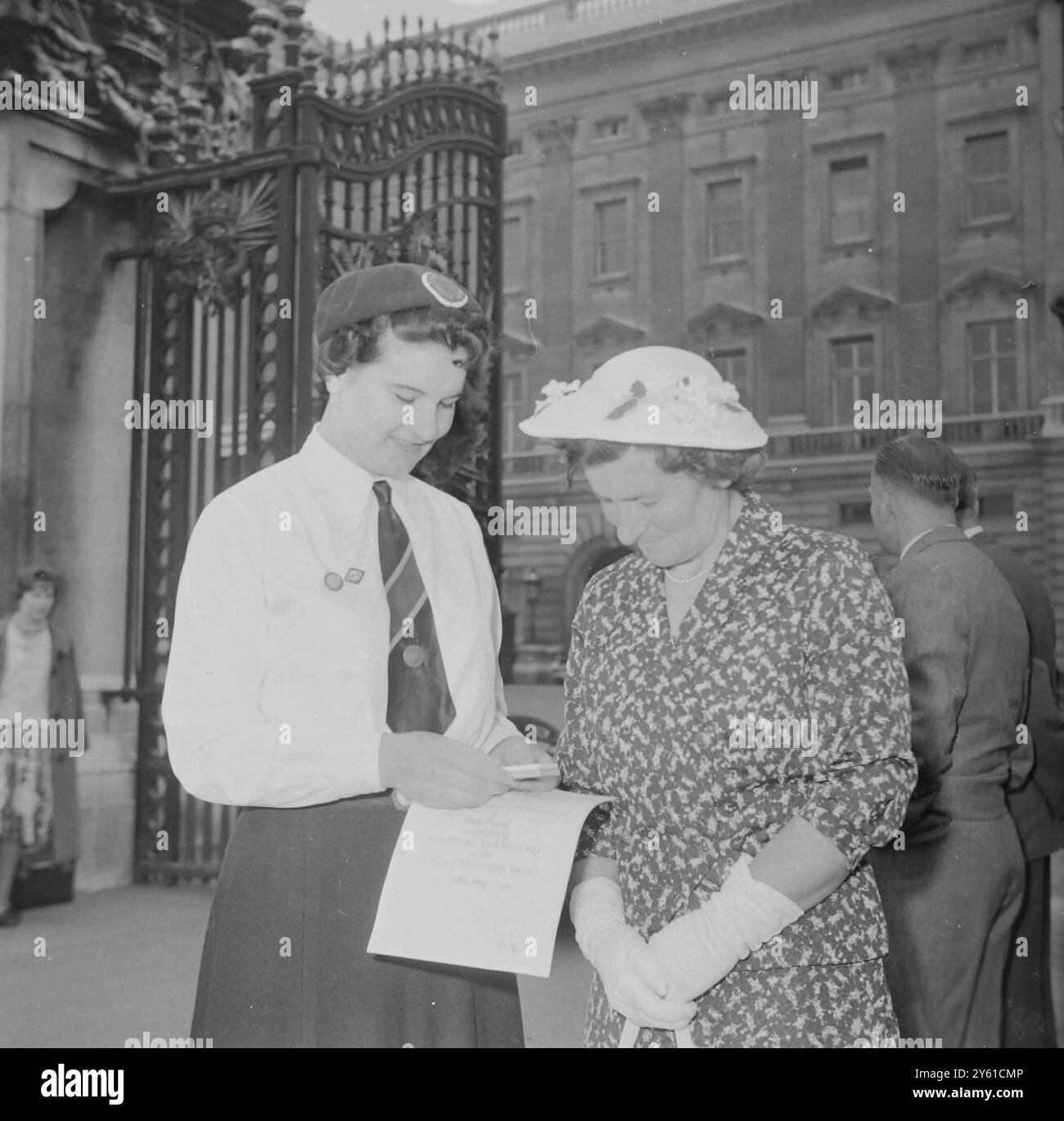EDITH FLEMING AWARDED GOLD BADGE / 18 MAY 1960 Stock Photo - Alamy