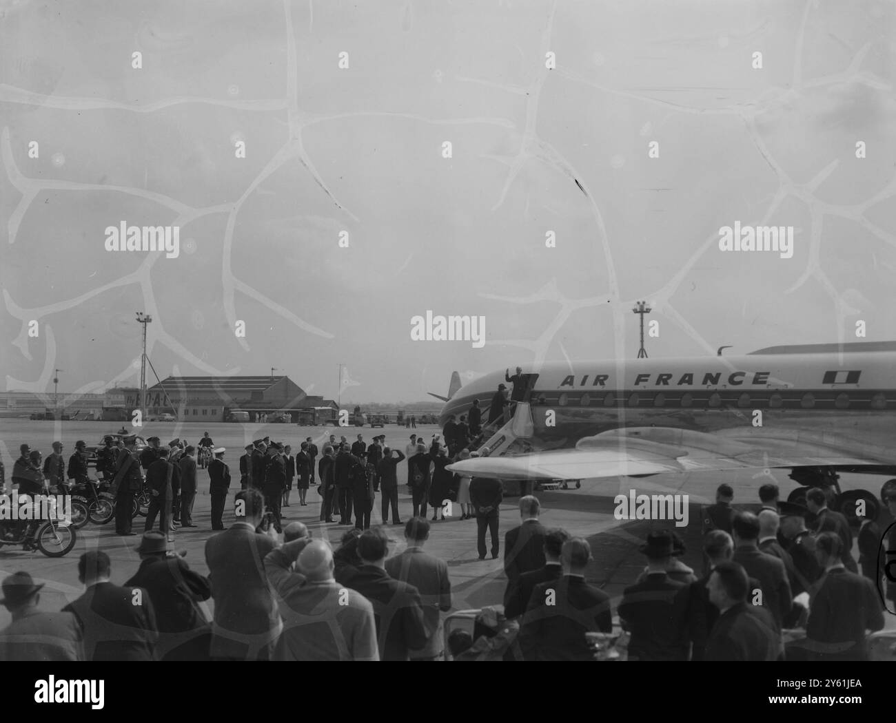 FRENCH PRESIDENT CHARLES DE GAULLE SAYS FAREWELL / 8 APRIL 1960 Stock