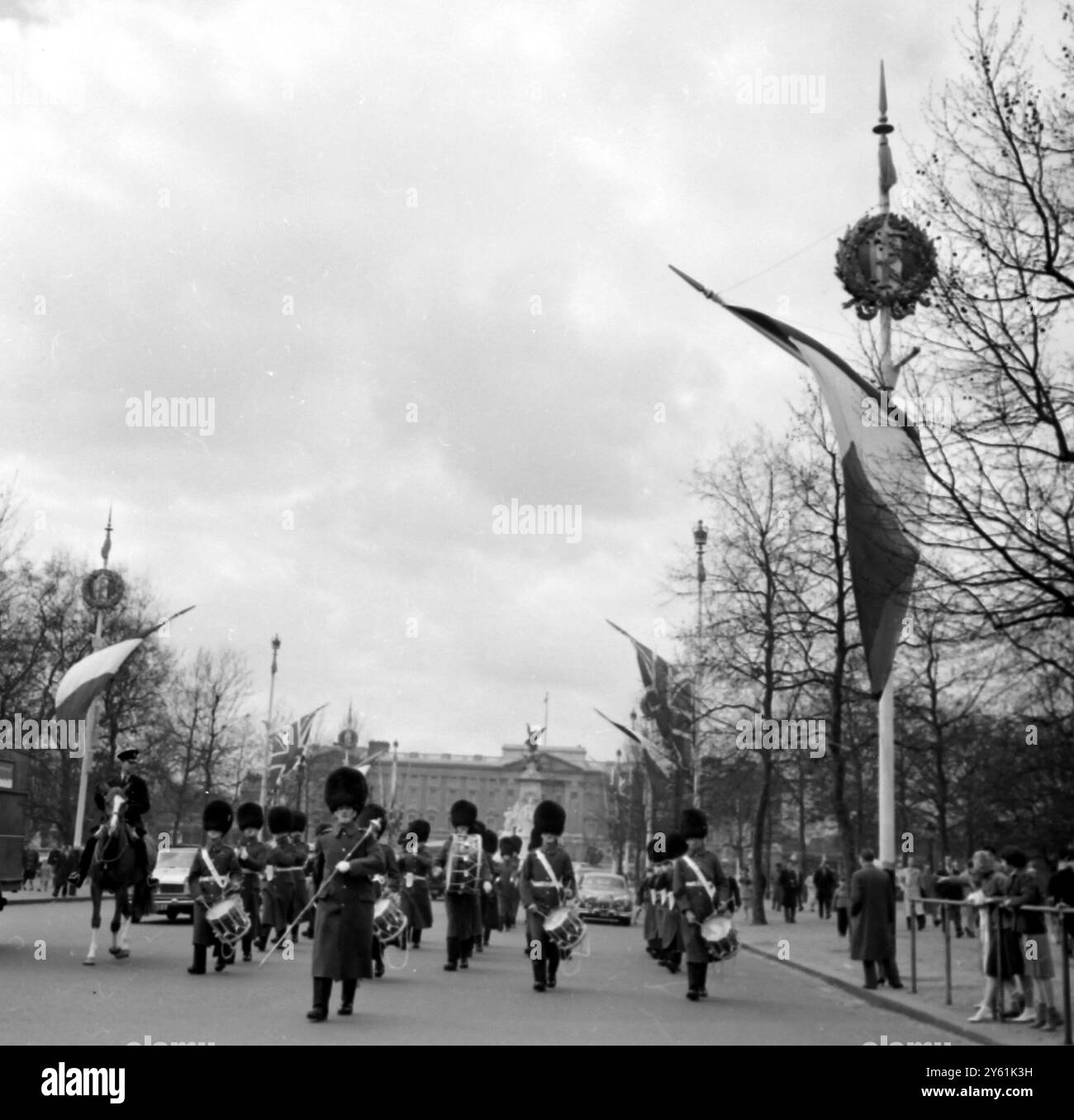 FLAGS FRENCH AND BRITISH IN PALL MALL 4 APRIL 1960 Stock Photo - Alamy