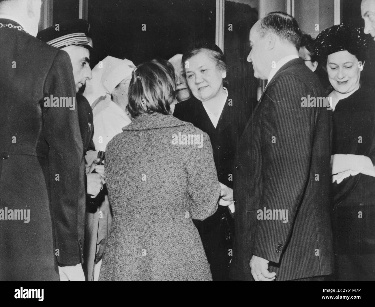 A YOUNG WOMAN HANDS A LETTER OF APPEAL TO MRS KHRUSHCHEV  23 MARCH 1960 Stock Photo