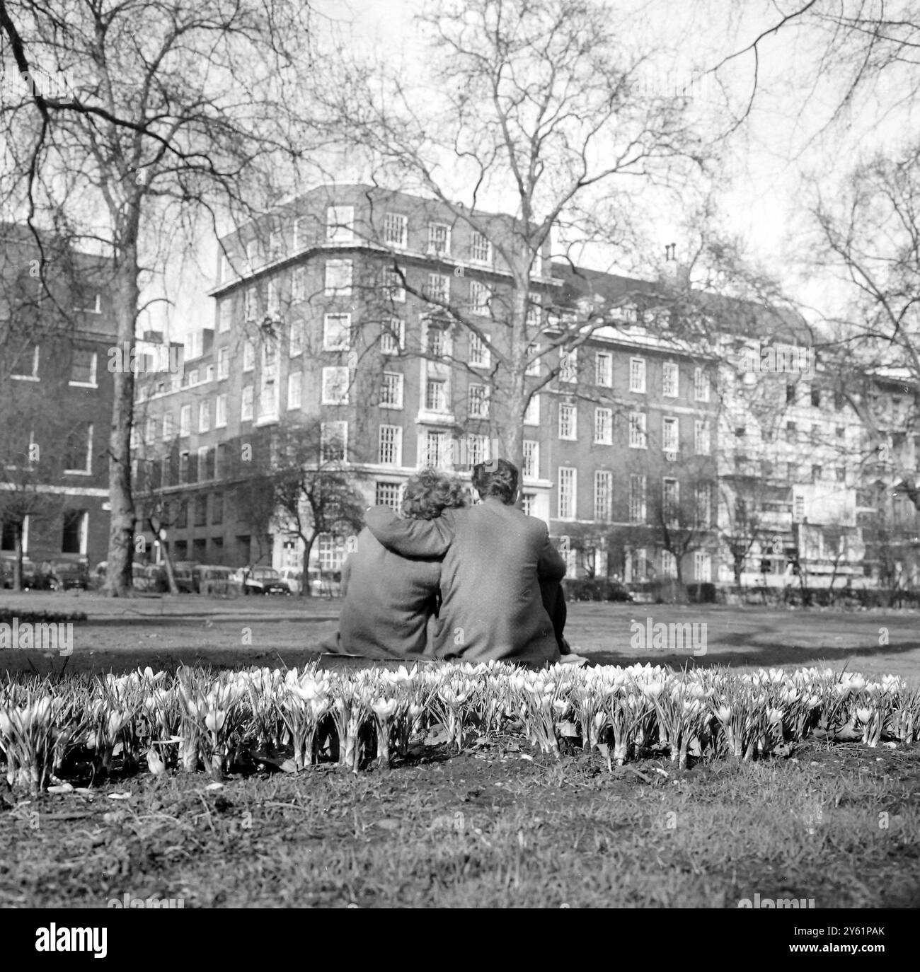TWO YOUNG LOVERS SIT IN THE GARDENS OF ST JAMES SQUARE 4 MARCH 1960 ...