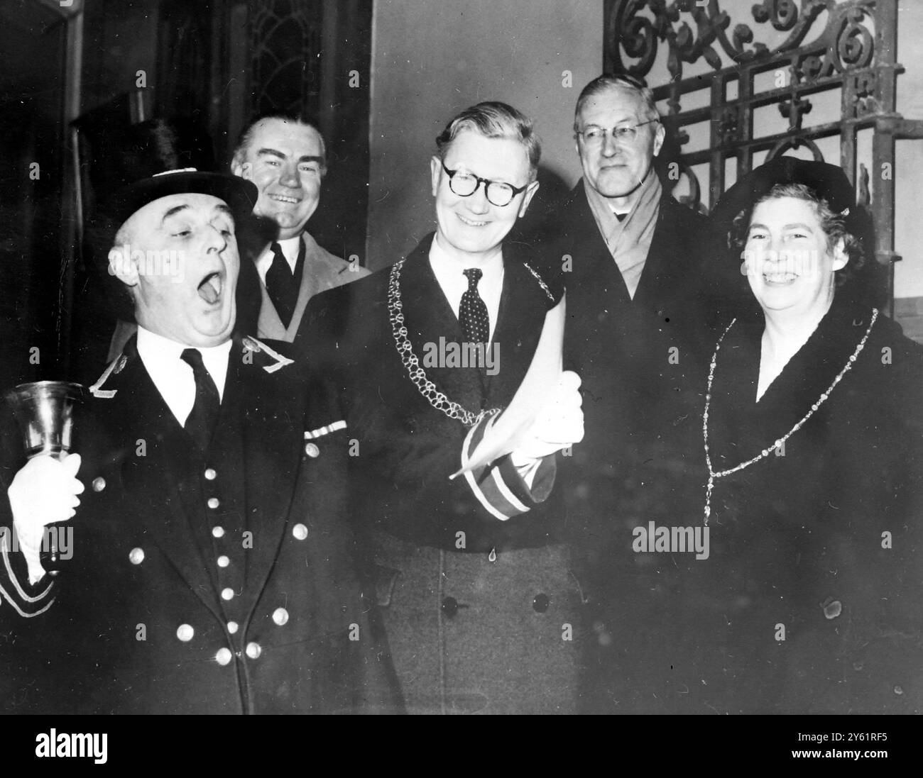 HASTINGS TOWN CRIER ANNOUNCING THE QUEEN ' S NEWLY BORN SON - PRINCE ANDREW 19 FEBRUARY 1960 Stock Photo