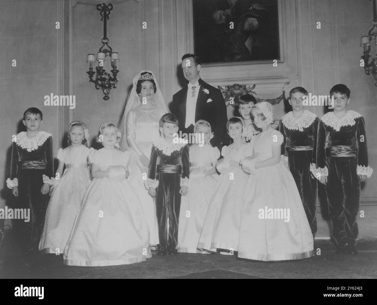 PRINCESS MARIE FRANCOISE OF BOUBON PARMA AND PRINCE EDWARD DE LOBKOWICZ POSE WITH THE BRIDESMAIDS AND PAGES AT THEIR WEDDING 7 JANUARY 1960 Stock Photo