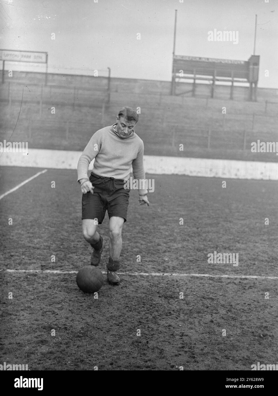 Queen's park rangers 1940s hi-res stock photography and images - Alamy