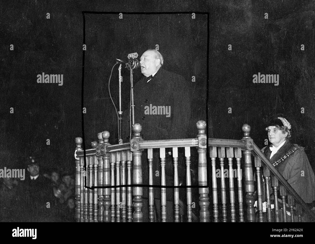 winston-churchill-bareheaded-stood-on-the-steps-of-manchester-town