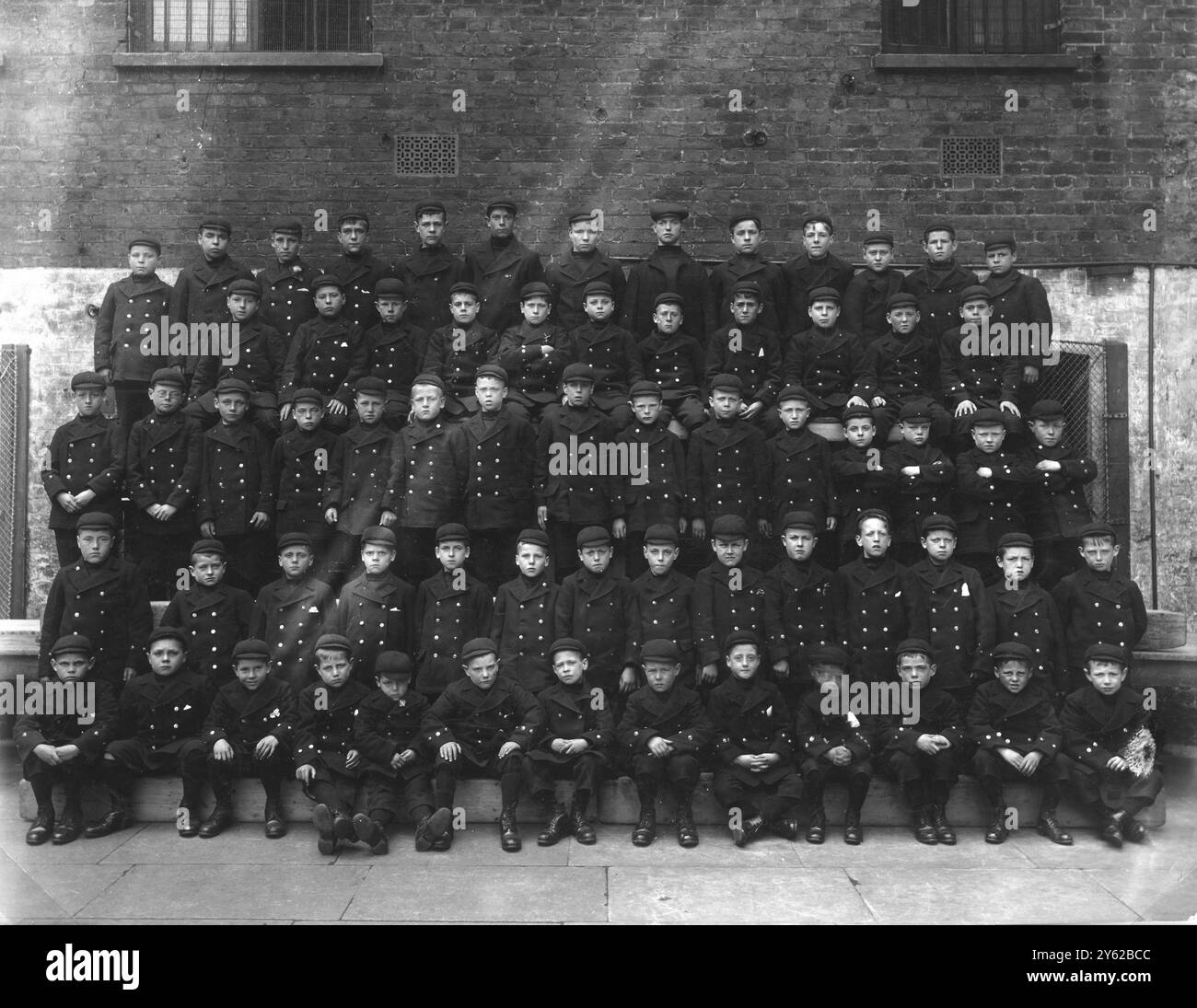 ARCHIVE BOX 6 ARC 0231  Reference: 001526    BOYS CANADA EMIGRATION PARTY               DATE : C 1910    SMALL CANADA EMIGRATION PARTY - BOYS Stock Photo