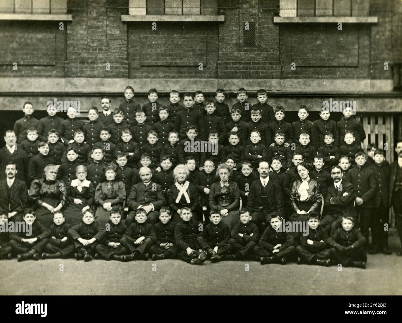 ARCHIVE BOX 3 ARC 0084   D588  Reference: 001385   LEOPOLD HOUSE : GROUP                        DATE : 1913   THE LAST PHOTOGRAPH OF STAFF AND BOYS TAKEN BEFORE ITS CLOSURE . Stock Photo