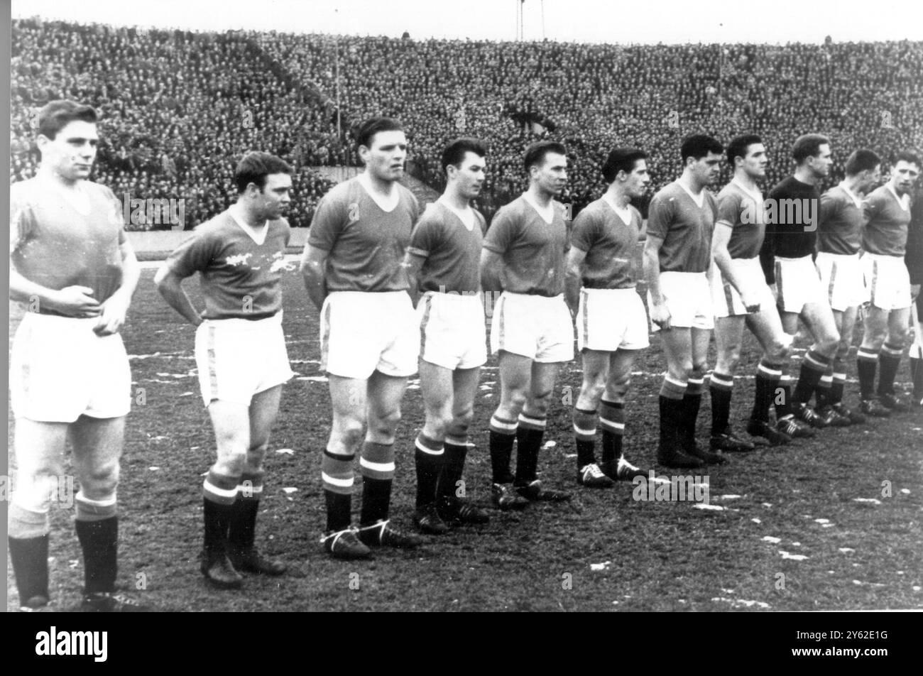 The last picture of Manchester United as a team before the Munich air crash. Left to Right, Duncan Edwards, Eddie Colman, Mark Jones, Ken Morgans, Bobby Charlton, Dennis Viollet, Tommy Taylor, Billy Foulkes, Harry Gregg, Albert Scanlon, Roger Byrne. 8th February 1958 Stock Photo