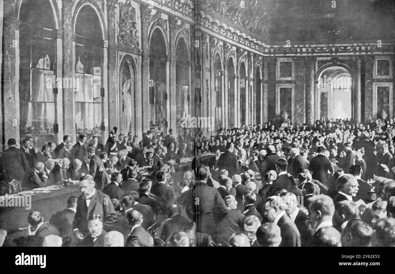 M. Georges Clemenceau signing the treaty of Versailles in the Galerie des Glaces , Versailles 28th Jun 1919 Stock Photo