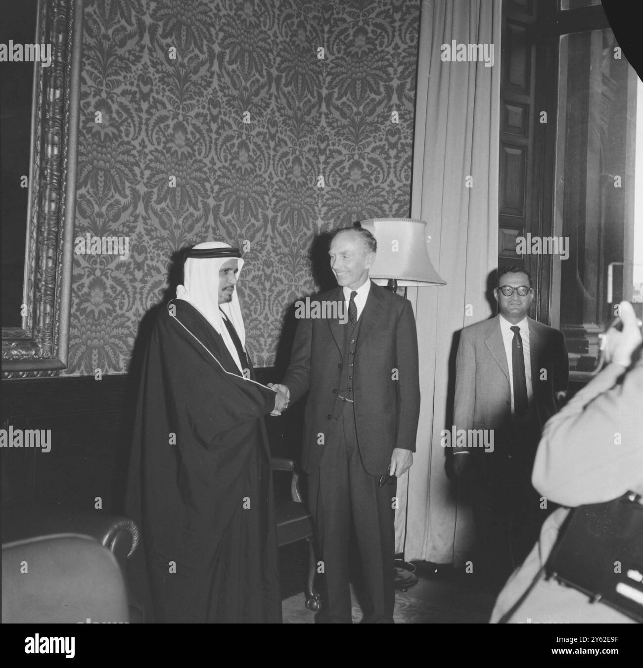 LORD HOME WITH SHAIKH THANI OF QATAR IN LONDON /   4 JULY 1961 Stock Photo