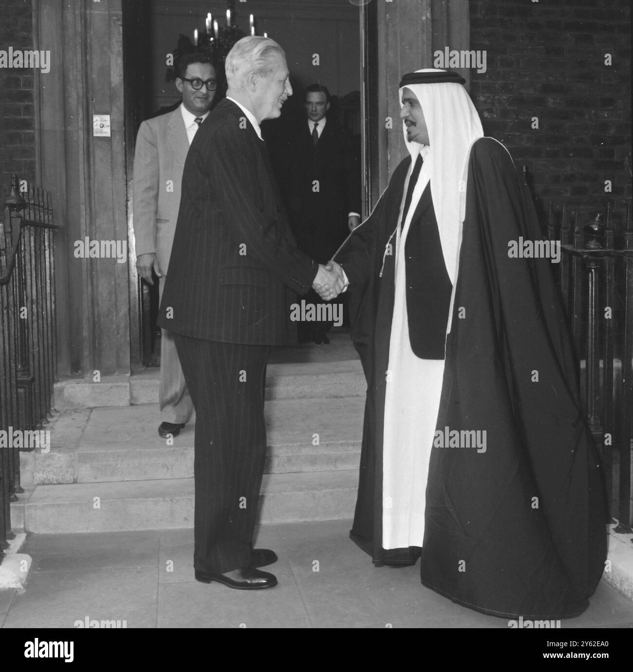 BRITISH PRIME MINISTER HAROLD MACMILLAN GREETS  SHIEIKH OF QATAR IN LONDON /   6 JULY 1961 Stock Photo