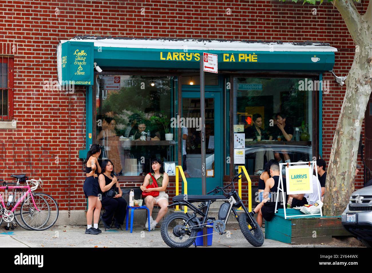Larry's Cà Phê, 135 Woodpoint Rd, Brooklyn, New York. NYC storefront of a Vietnamese coffee shop in the East Williamsburg neighborhood. Stock Photo