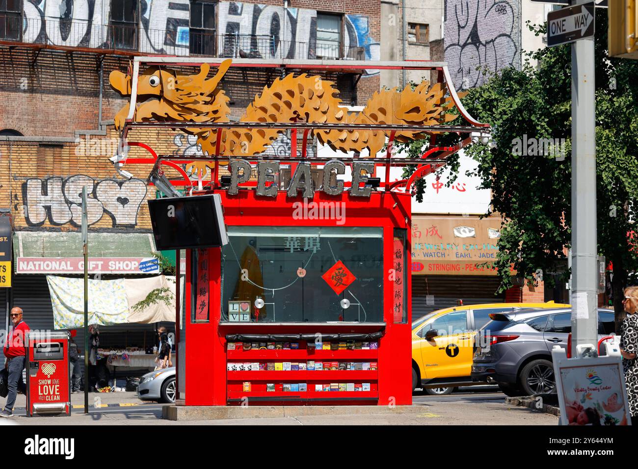 Chinatown Information Kiosk at Baxter St an Canal St in Manhattan Chinatown, New York City. Stock Photo