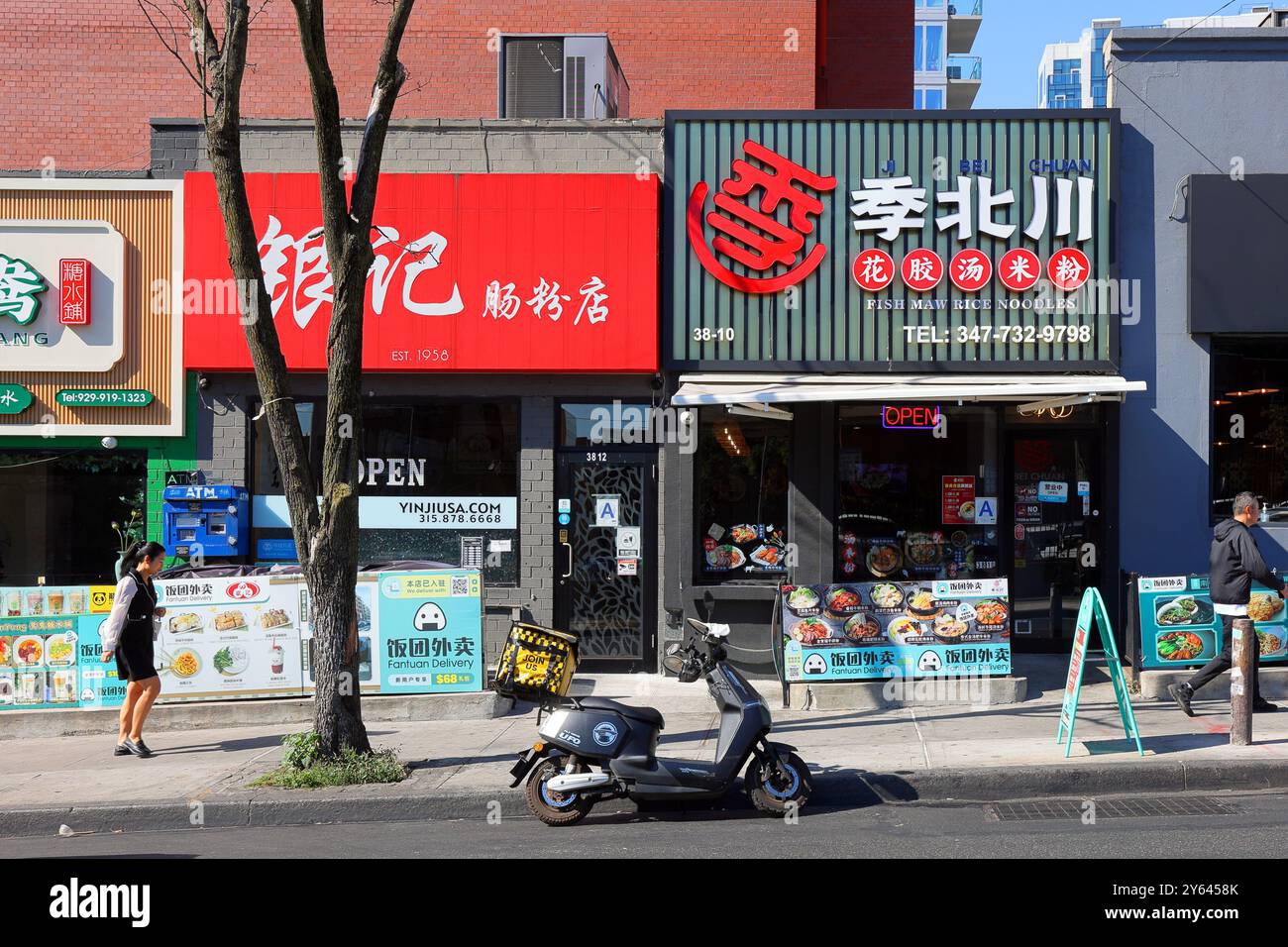Yin Ji Chang Fen 銀記 腸粉店 and Ji Bei Chuan 季北川 Chinese brand food franchises in Flushing Chinatown, New York City. 法拉盛, 法拉盛華埠, 紐約 银记肠粉店 纽约 美國 美国 Stock Photo