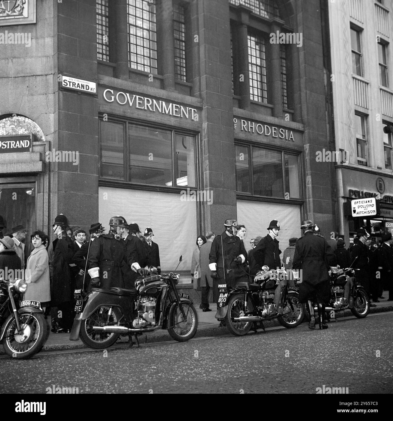 Women stand guard Black and White Stock Photos & Images Alamy