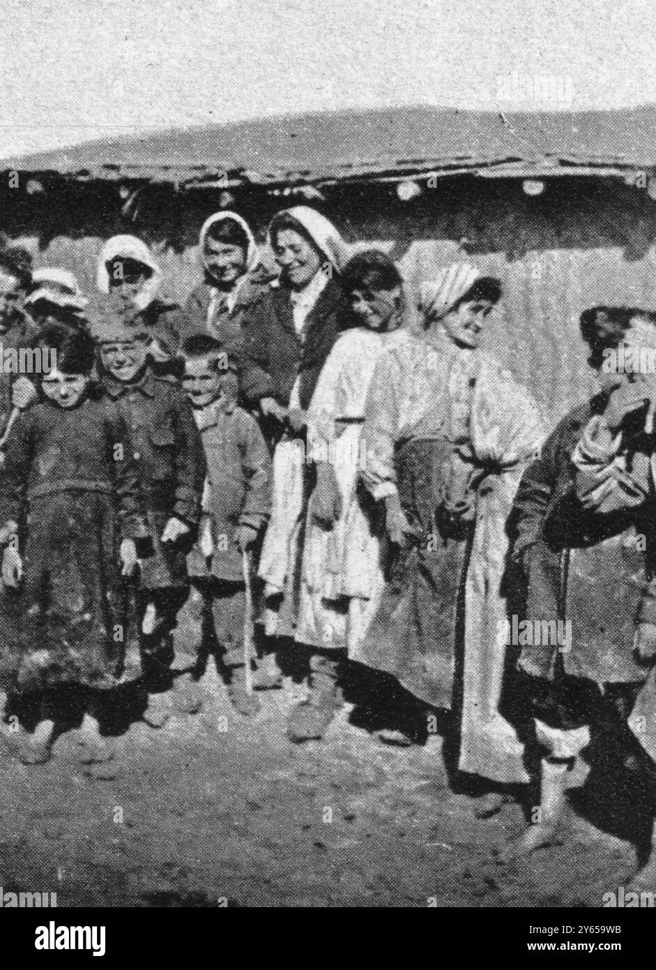 Syrian and Armenian refugees : Ba'qubah Camp , near Bagdad , Iraq , organised by the British , Van Armenian women and children in front of one of their shelters 7 June 1919 Stock Photo