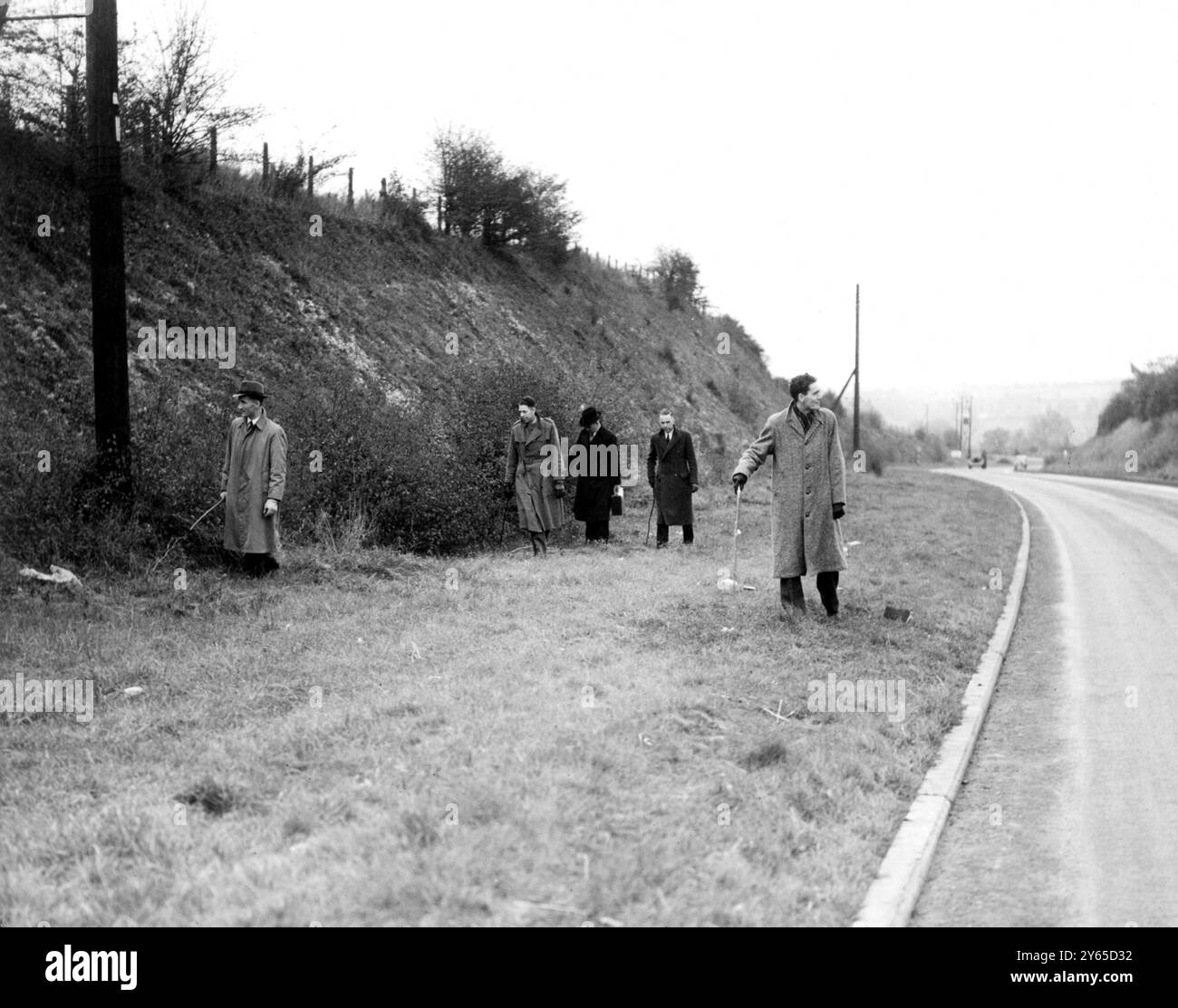 Murder of Dagmar Peters  ( Dagmar Petrywalski ) whose body was found near the A20 in Wrotham Hill , Kent  1946  Detectives searched the London road from the place of the murder right to the London boundary - and this picture shows the search when it had reached Farningham .  About twenty men took part over the weekend .  11th November 1946 Stock Photo