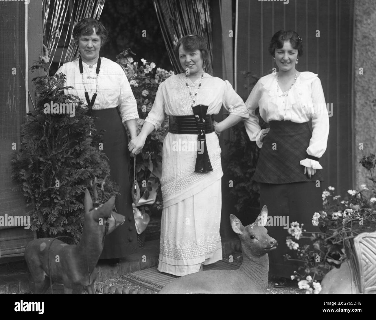 Miss Marie Lloyd , the famous music hall entertainer ( centre ) with