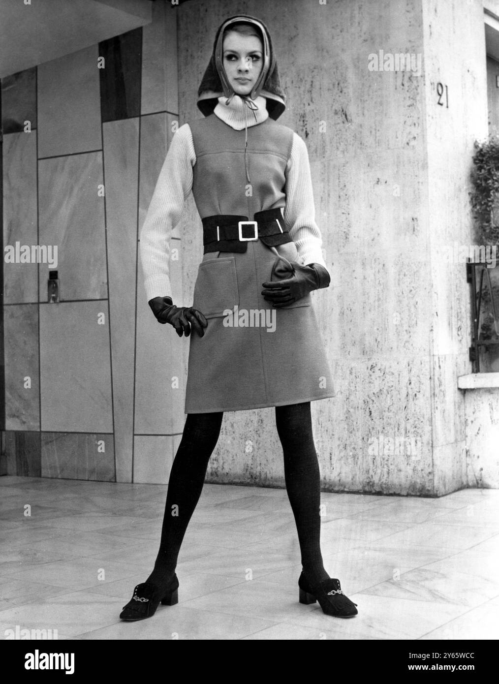 Shift dress 1960s hi-res stock photography and images