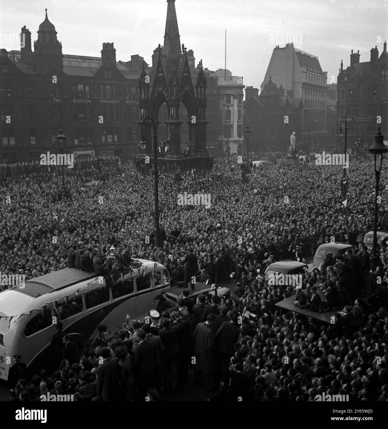 huge-crowds-turned-out-in-manchester-city-centre-to-welcome-home-the