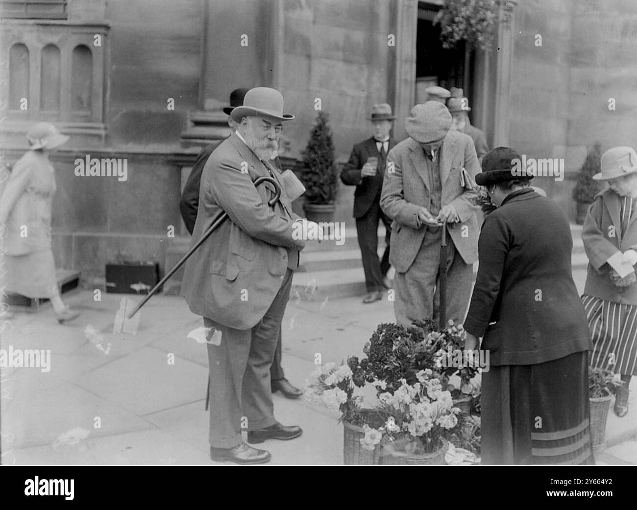 Sir William Raynor buying flowers outside the pump room in Harrogate 1923 Stock Photo