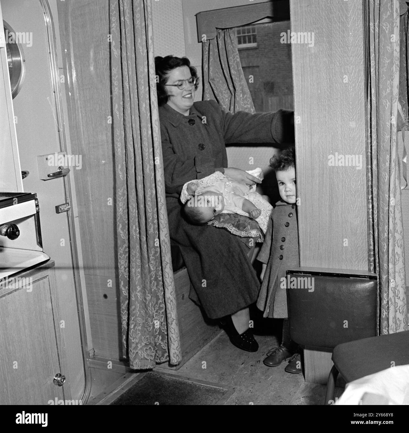Nhs nurse 1950s hi-res stock photography and images - Alamy