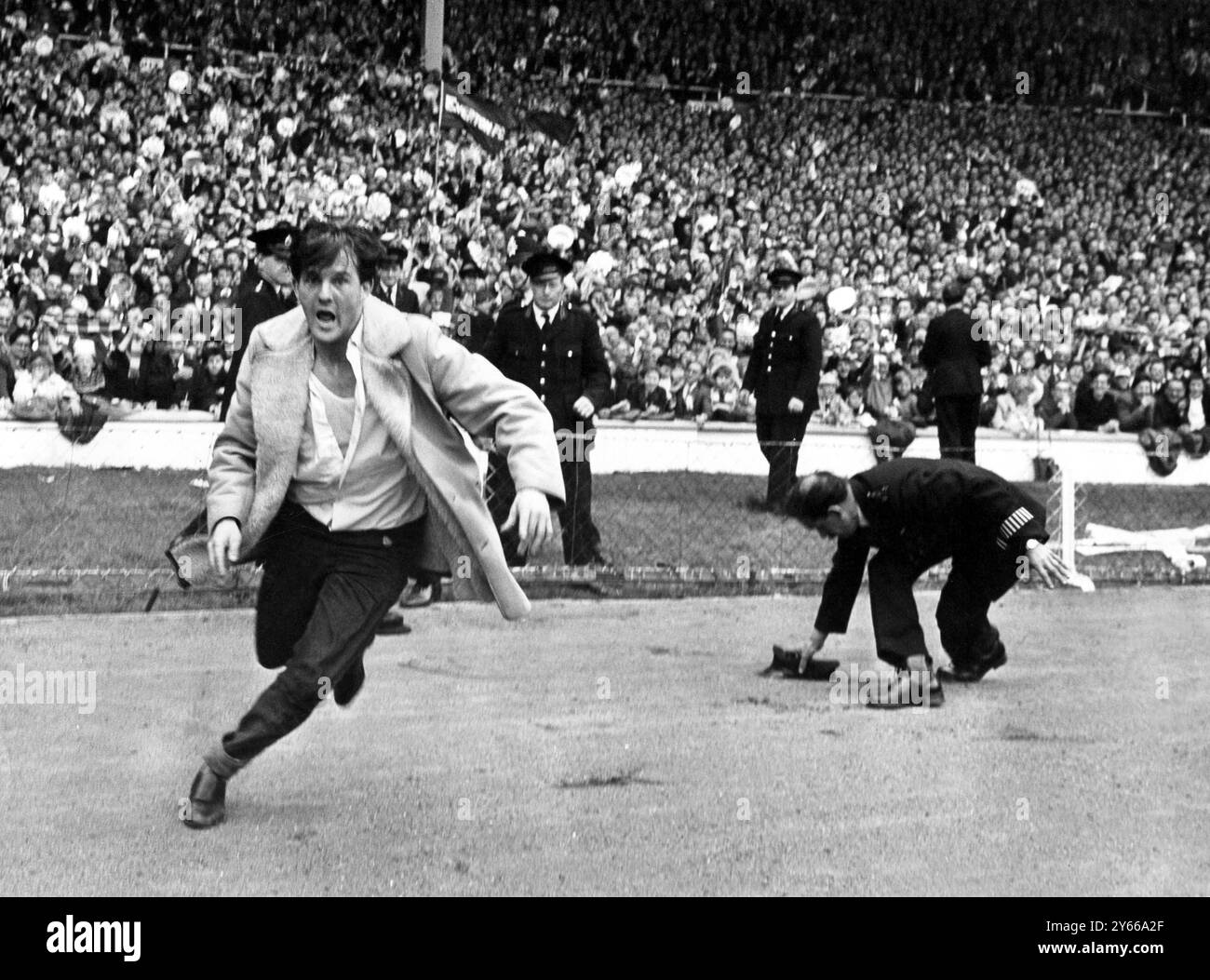 F.A. Cup Final At Wembley Everton Neat Sheffield Wednesday 3-2 Crowning the Double Goal Scorer: Photo Shows Mike Stock Photo