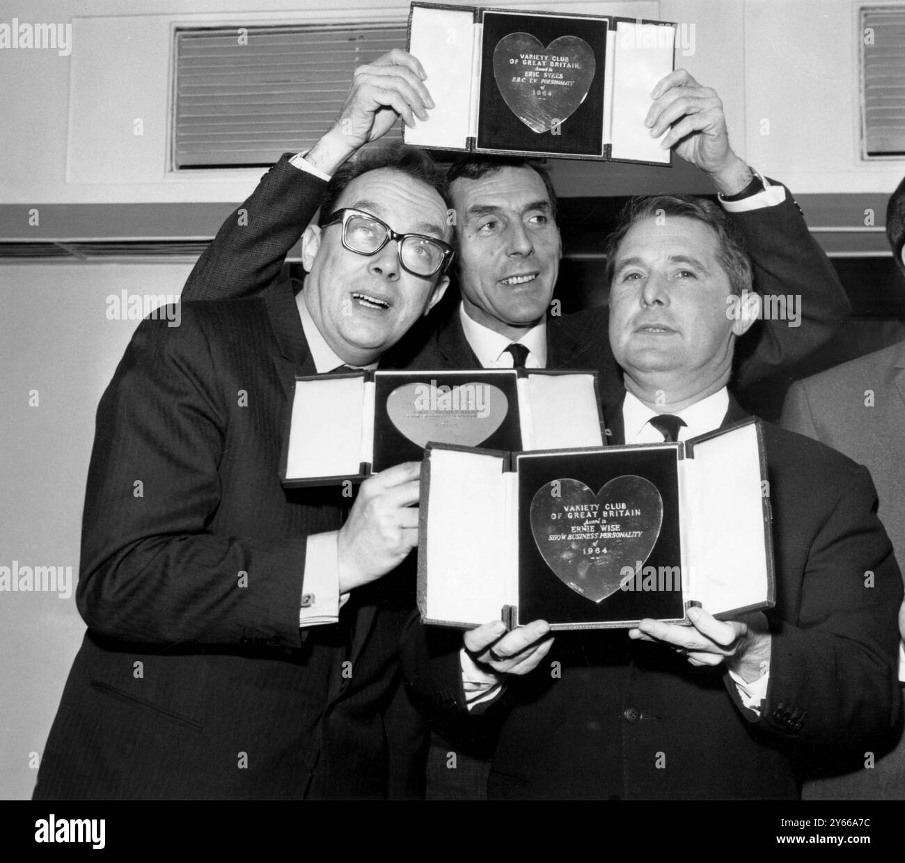 Eric Sykes (c) with Eric Morecambe and Ernie Wise receive Tht Variety Club Awards fro top stars in 1964. Stock Photo