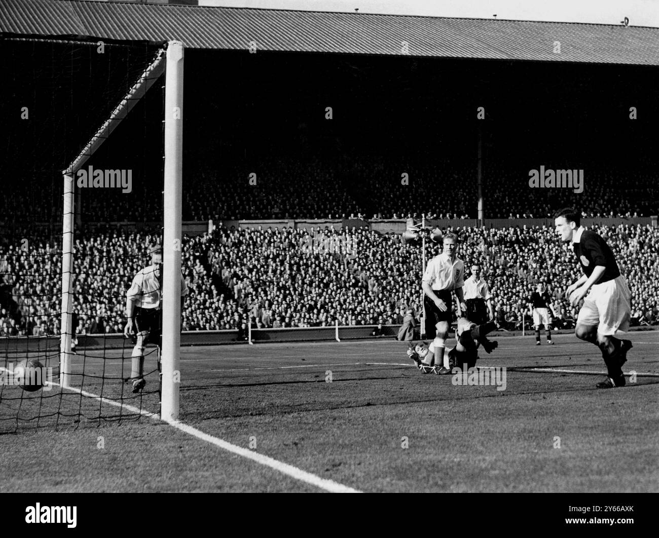Photo Ancienne 1951 - Angel Labruna (Argentine) Contre Bert Williams (Angleterre)