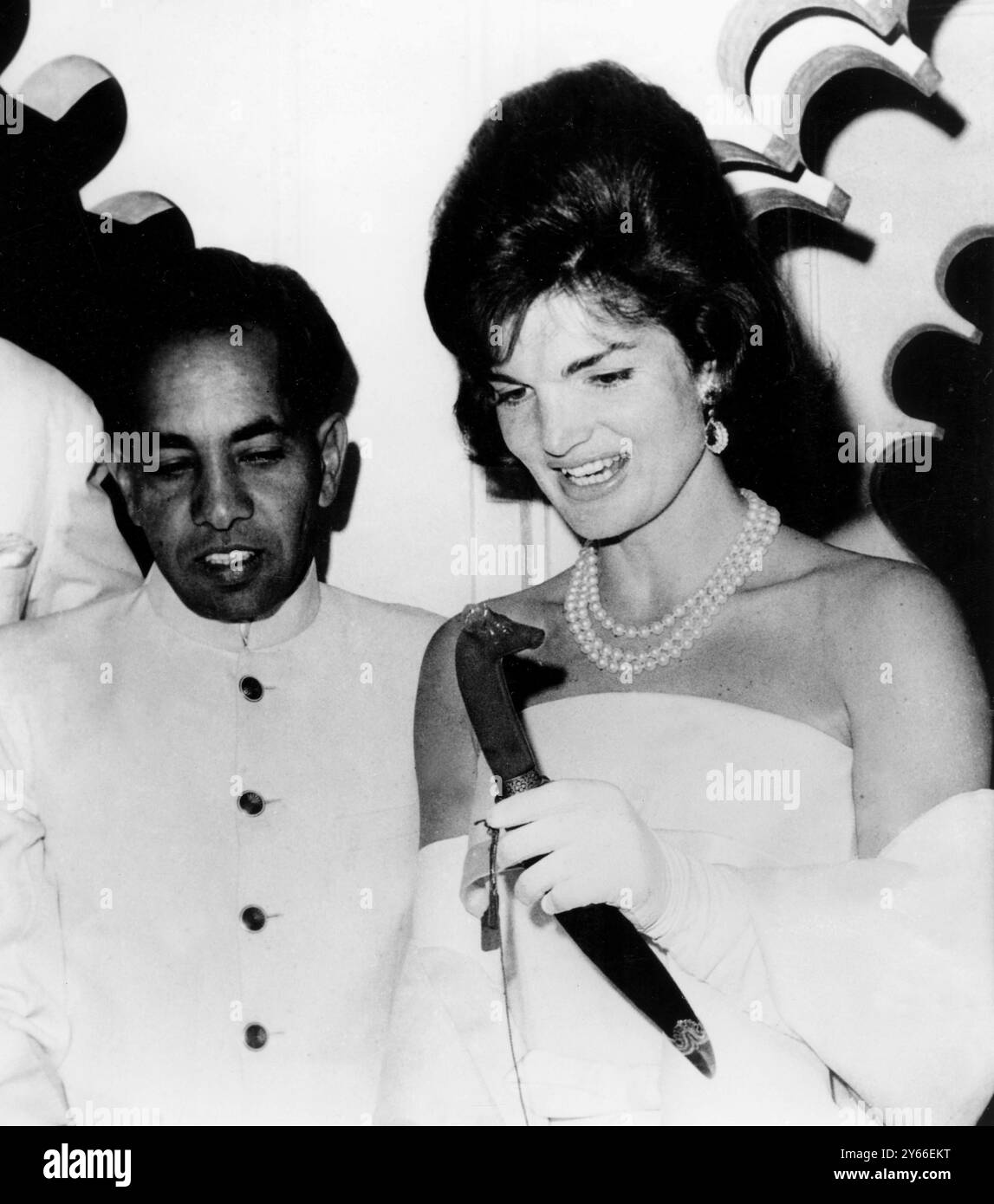 Jackie Kennedy with The Maharana of Udaipur, Premier Prince of the Rajputs.  Describing the design of an ancient dagger.  Jackie is on a semi-official visit to India and Pakistan.  19th March 1962. Stock Photo
