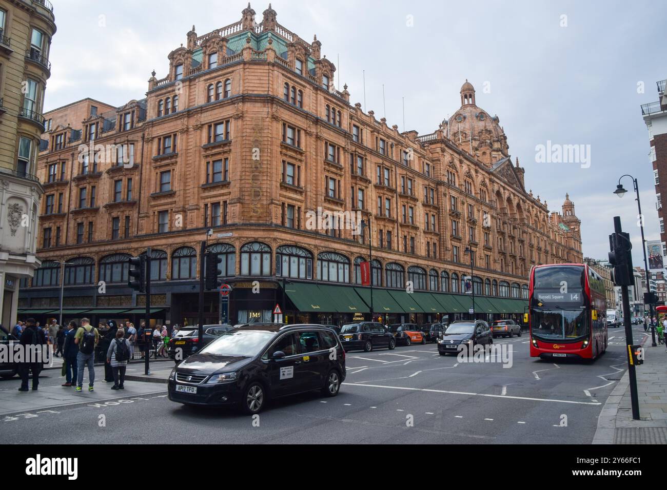 London UK 21s September 2024 Exterior View Of Harrods In 
