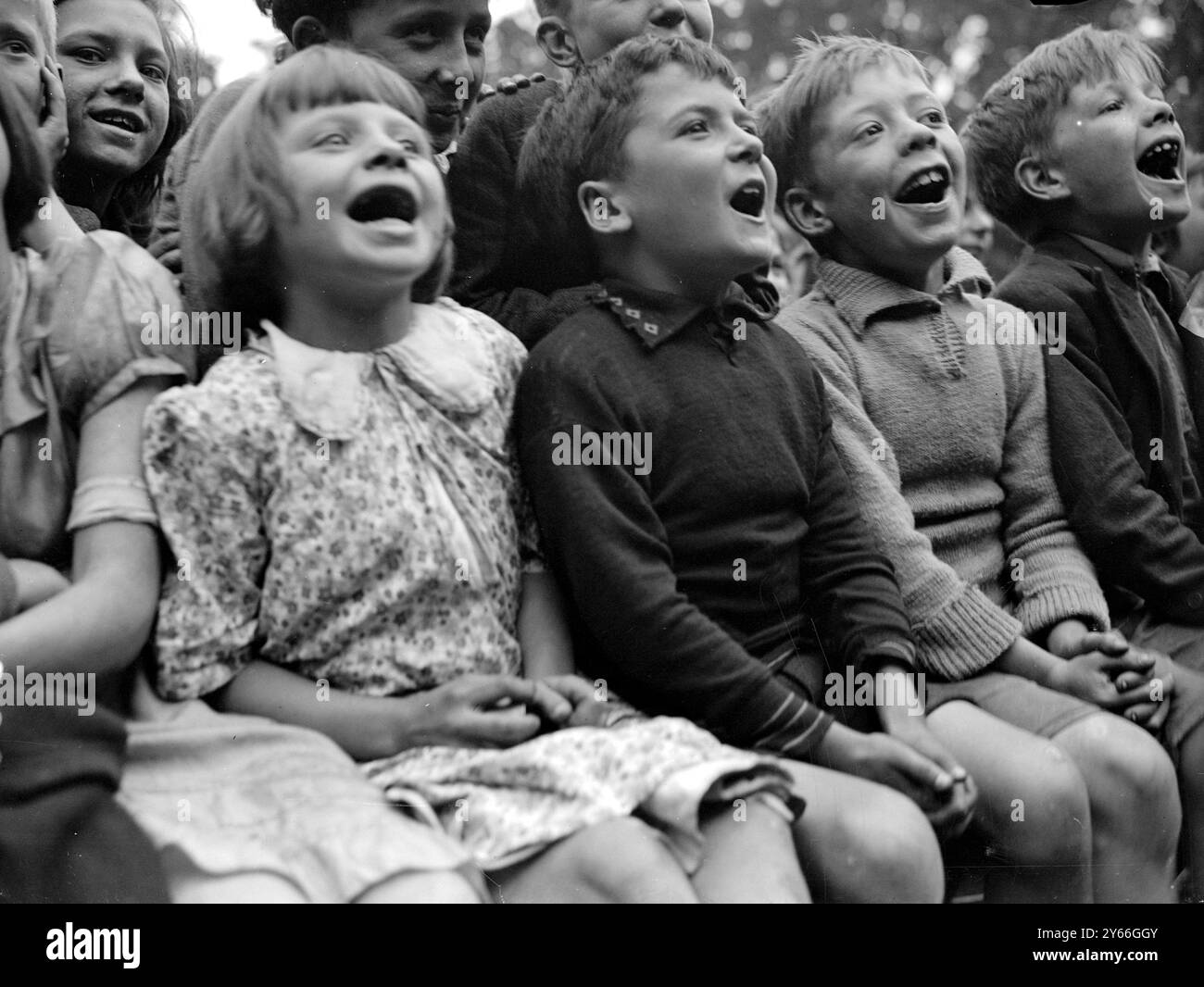 Laughing children watch Black and White Stock Photos & Images - Alamy