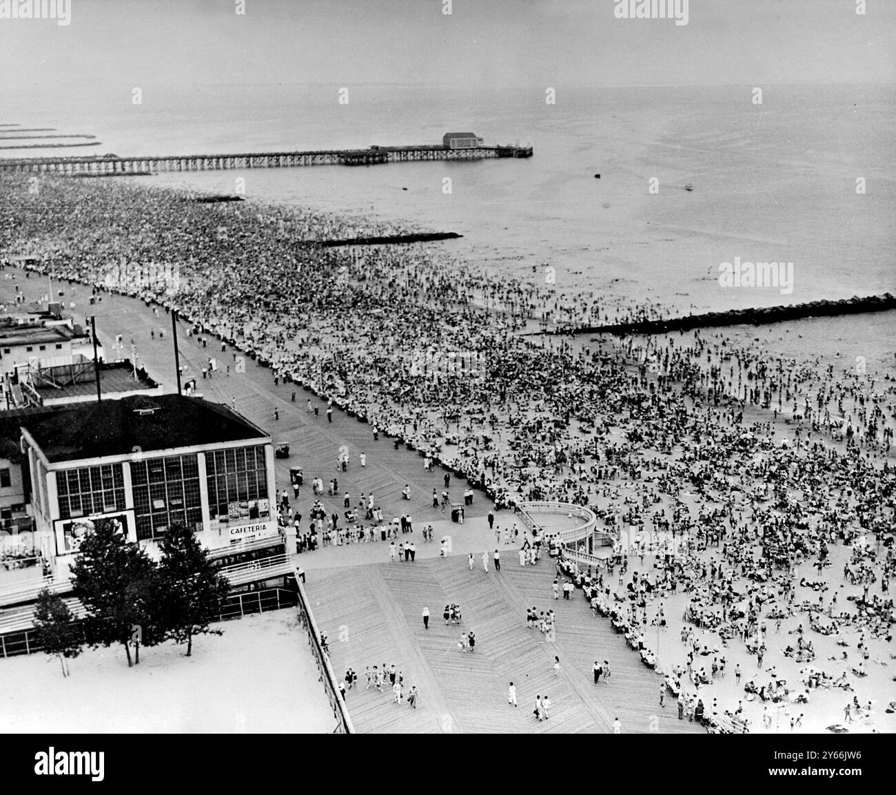 Crowded coney island beach hi-res stock photography and images - Alamy
