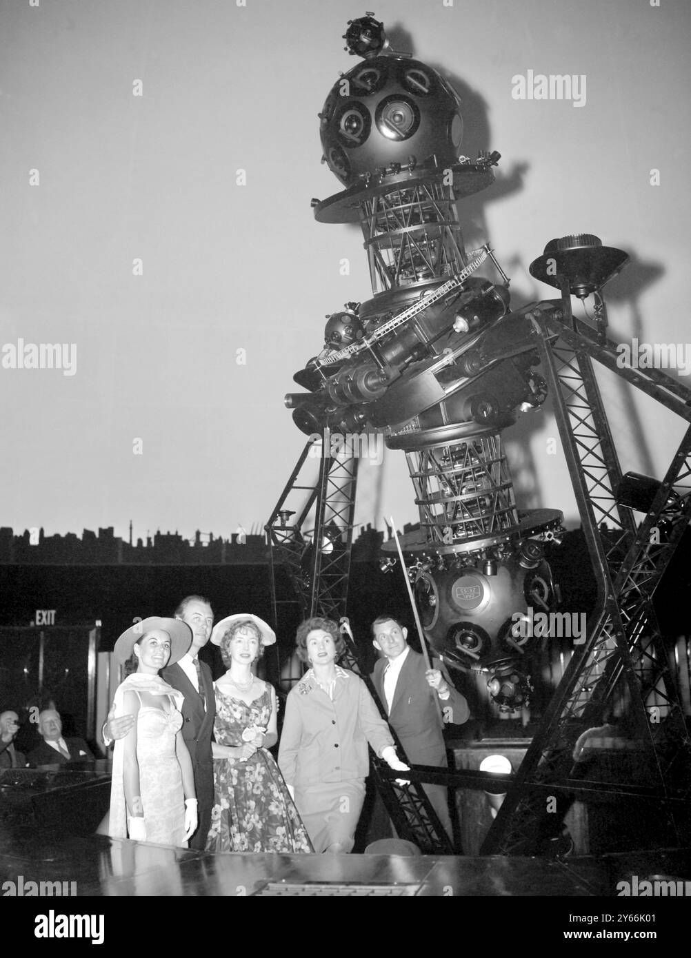 Left to right Eunice Gayson, Michael Denison, Dulcie Gray and Patricia Burke - stars from the comedy 'Let Them Eat Cake' shown the wonders of sky by Dr Henry C. King (extreme right) Cheif Astronomer at the London Planetarium. 3rd June 1959 Stock Photo