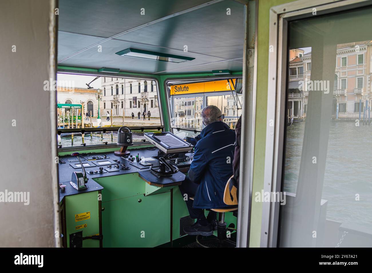Bus Top Pull In Bus pulling away hi-res stock photography and images - Alamy
