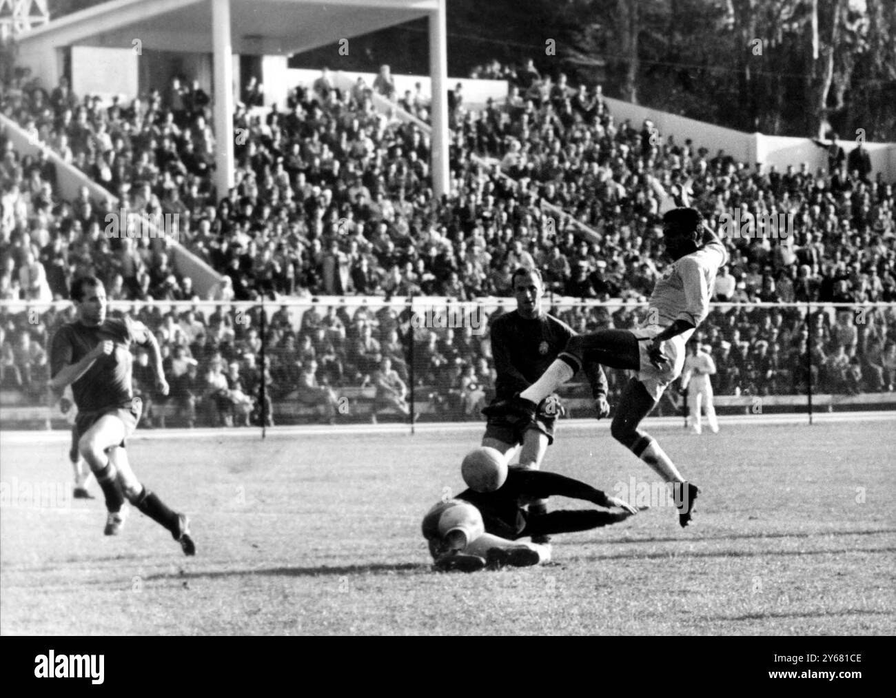 1962 World Cup  Brazil v Spain Netto of Brazil jumps Spanish goalkeeper Jose Araquistain during the World Cup play off match which Brazil won 2-1 to  advance to the quarter finals.  9th June 1962. Stock Photo