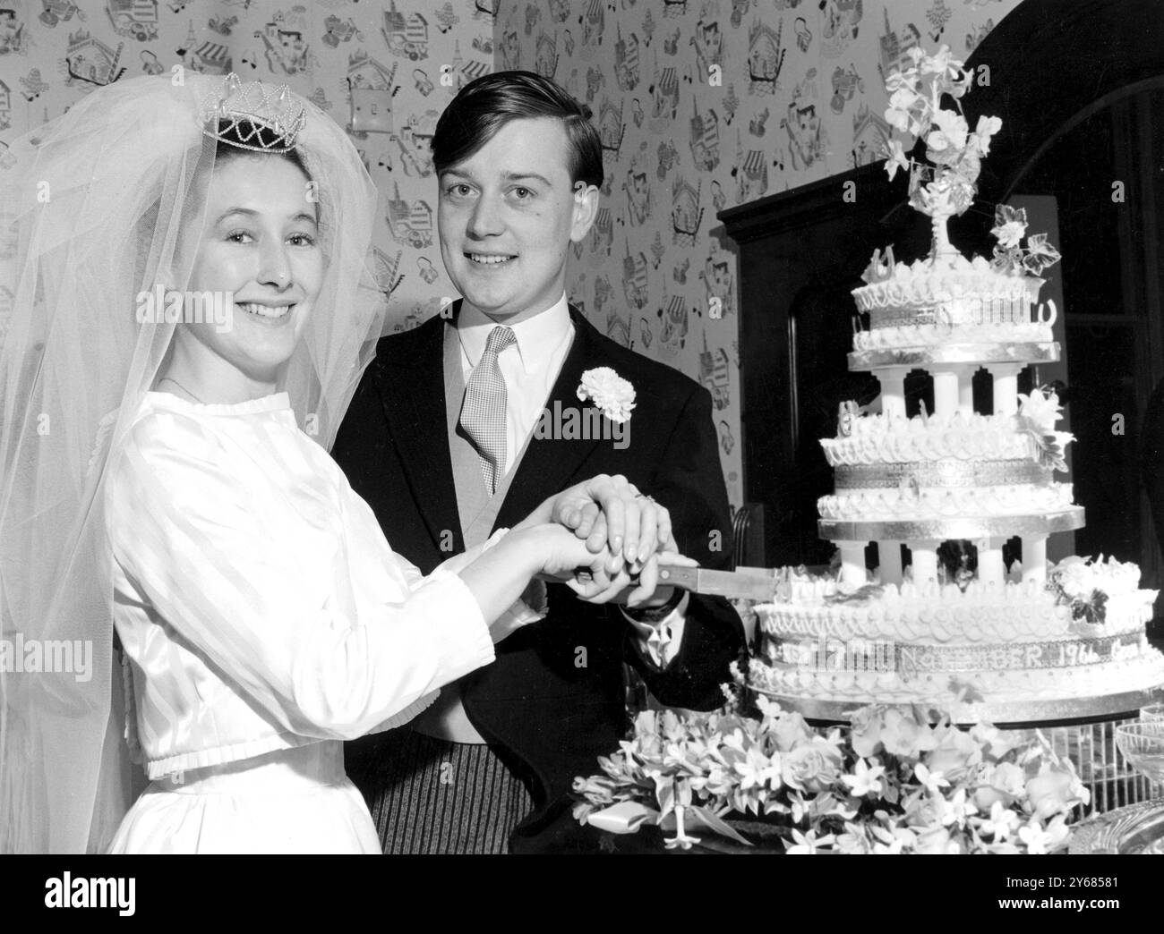 Kenneth Clarke and bride Gillian Edwards cutting the wedding cake. 7th  November 1964 Stock Photo - Alamy, image size:1300x1044