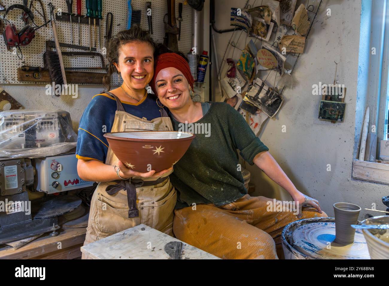 Franziska Möhrle and Isa Guerrero Valadez (right) are assistants to Lisa Wohlfahrt during the summer months at the Krukmakeri pottery in Mölle. Mölle Krukmakeri has grown from a pure pottery business into a trendy shop and restaurant. Mölle hamnallé, Höganäs kommun, Skåne, Sweden Stock Photo