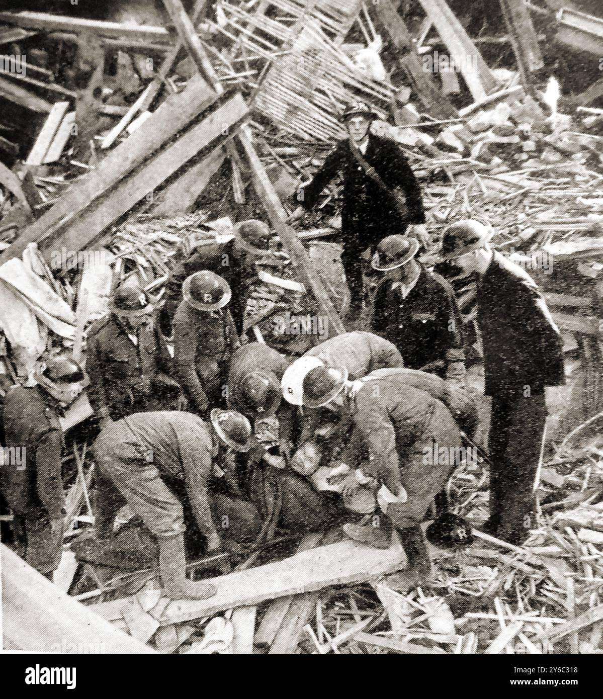 WWII - A rescue team in London recovering a casualty from a bombed building. - Seconde Guerre mondiale - Une équipe de secours à Londres récupère une victime d'un immeuble bombardé. - Zweiter Weltkrieg – Ein Rettungsteam in London birgt einen Verletzten aus einem bombardierten Gebäude. – Stock Photo