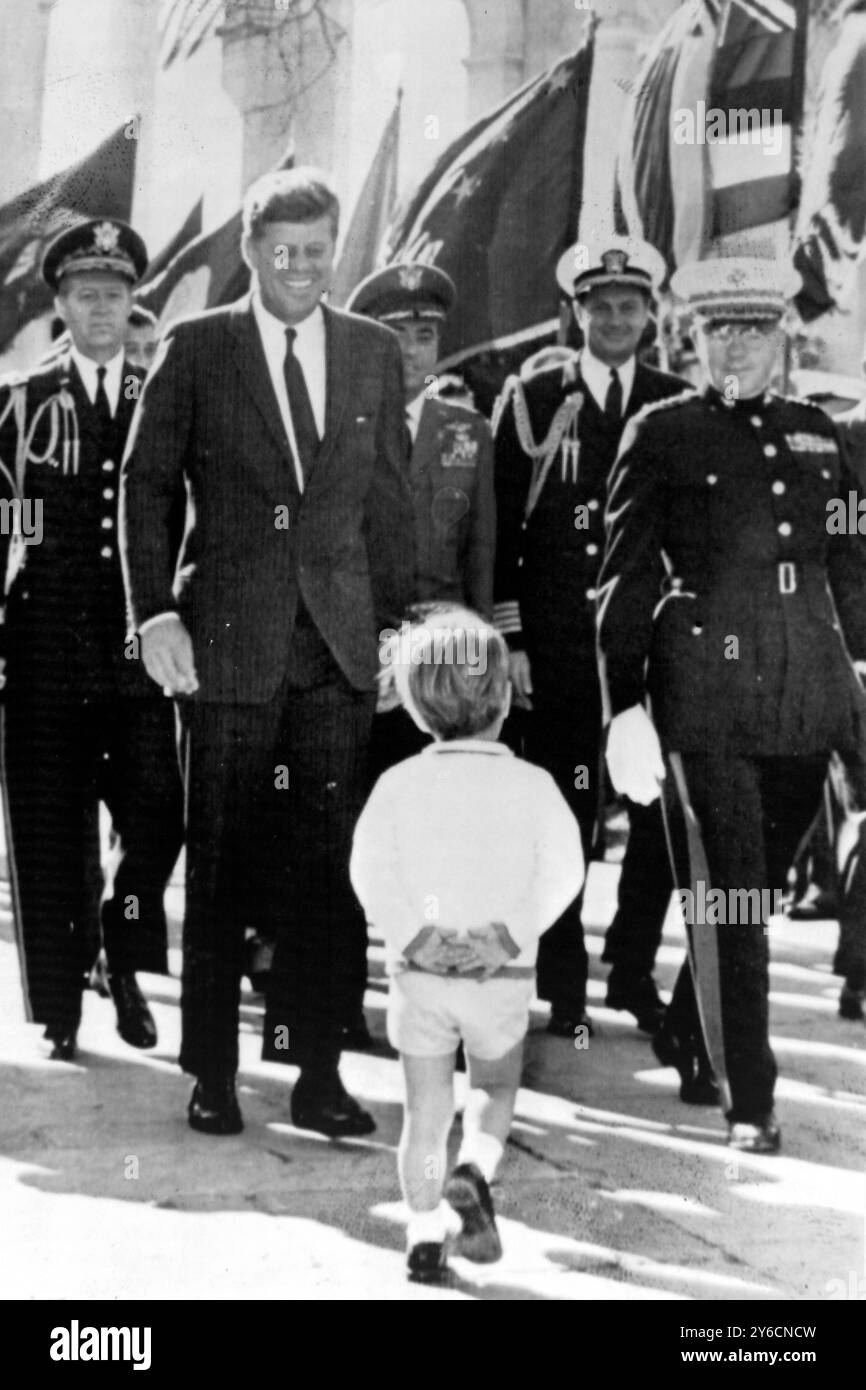 US AMERICAN PRESIDENT JOHN F KENNEDY JFK WITH SON JOHN JUNIOR IN ...