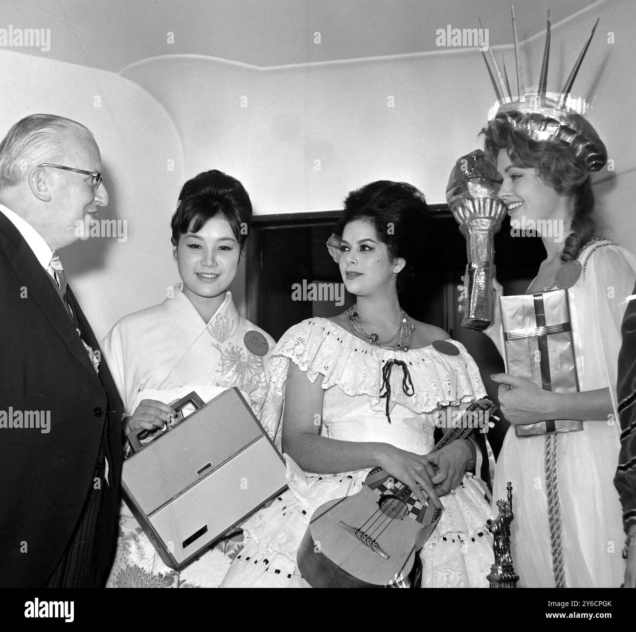 THE LORD MAYOR OF LONDON RALPH PERRING WITH MISS JAPAN MIYAKO HARADA ...