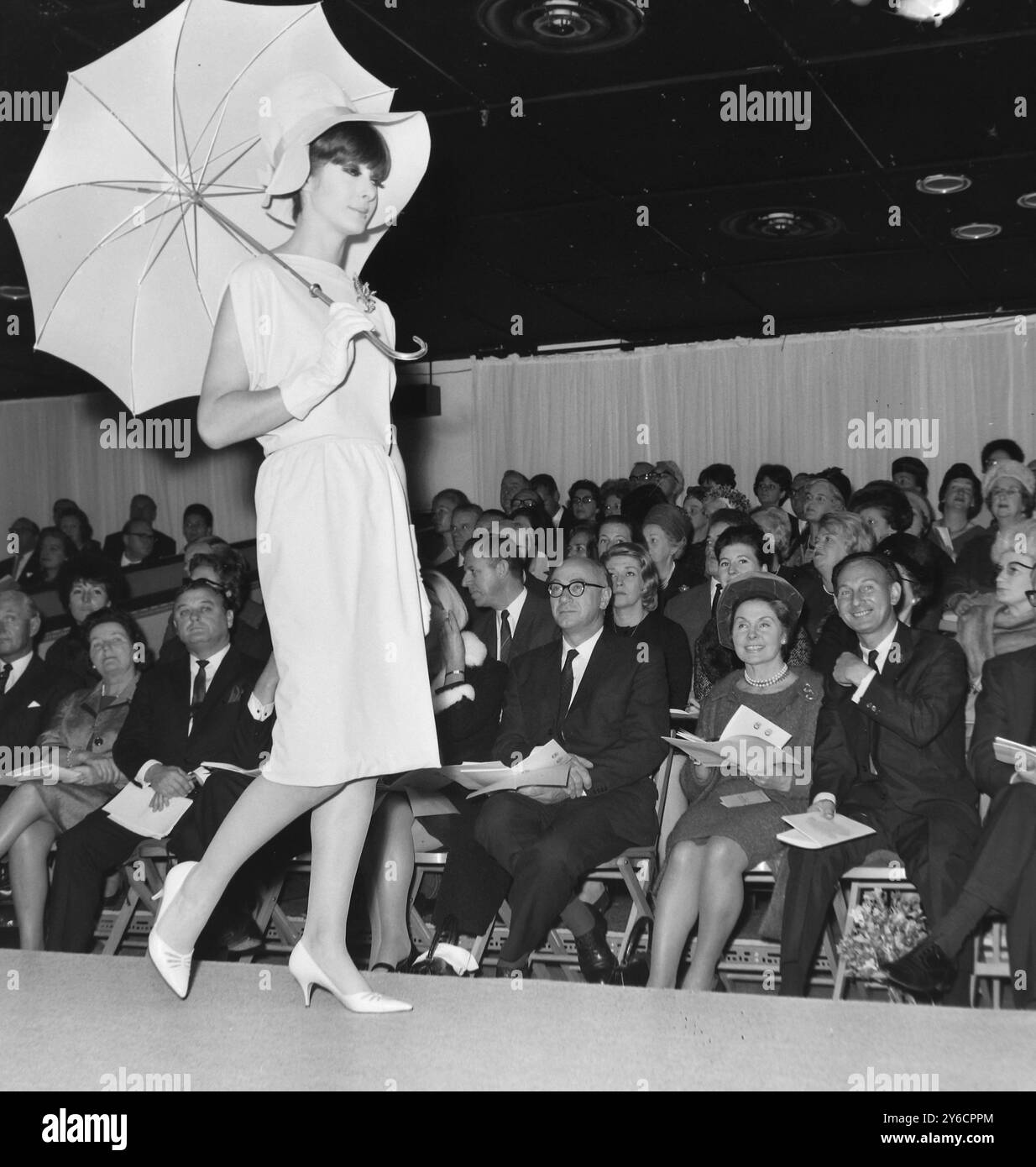 LONDON WEEK FASHION SHOW - PARADE WATCHED BY WIFE OF REGINALD MAUDLING IN LONDON , ENGLAND - 4 NOVEMBER 1963 Stock Photo