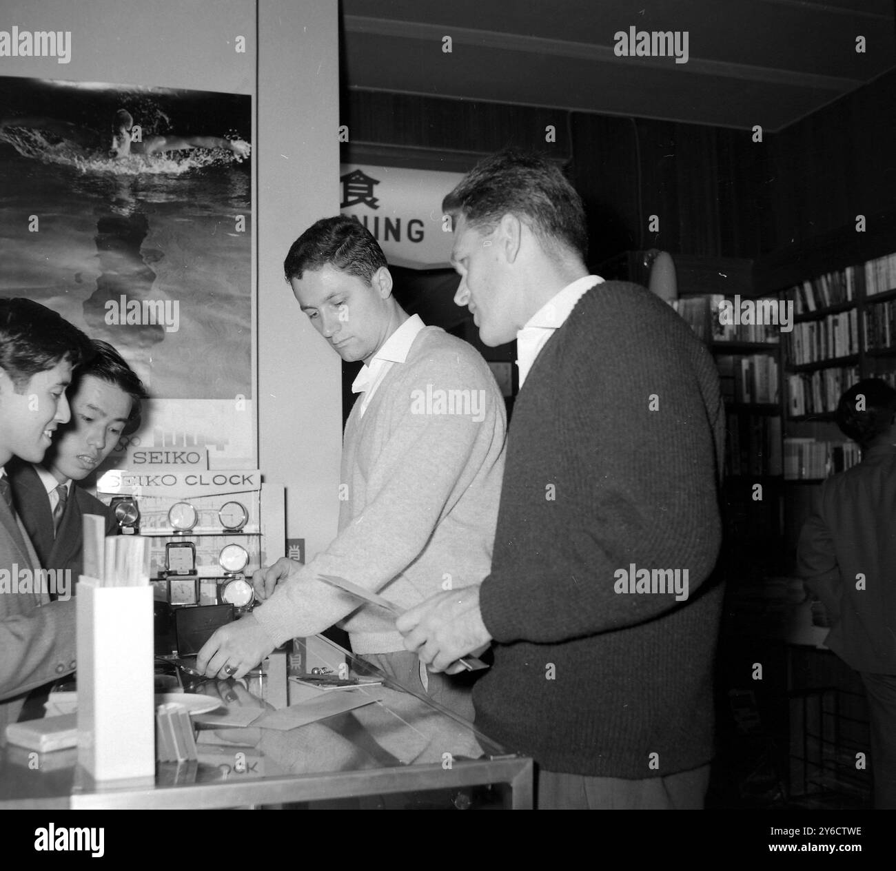 MIHALY MAYER AND KANISZA TIVADAR BUYING SOUVENIRS IN TOKYO, JAPAN  /  ;  17 OCTOBER 1963 Stock Photo