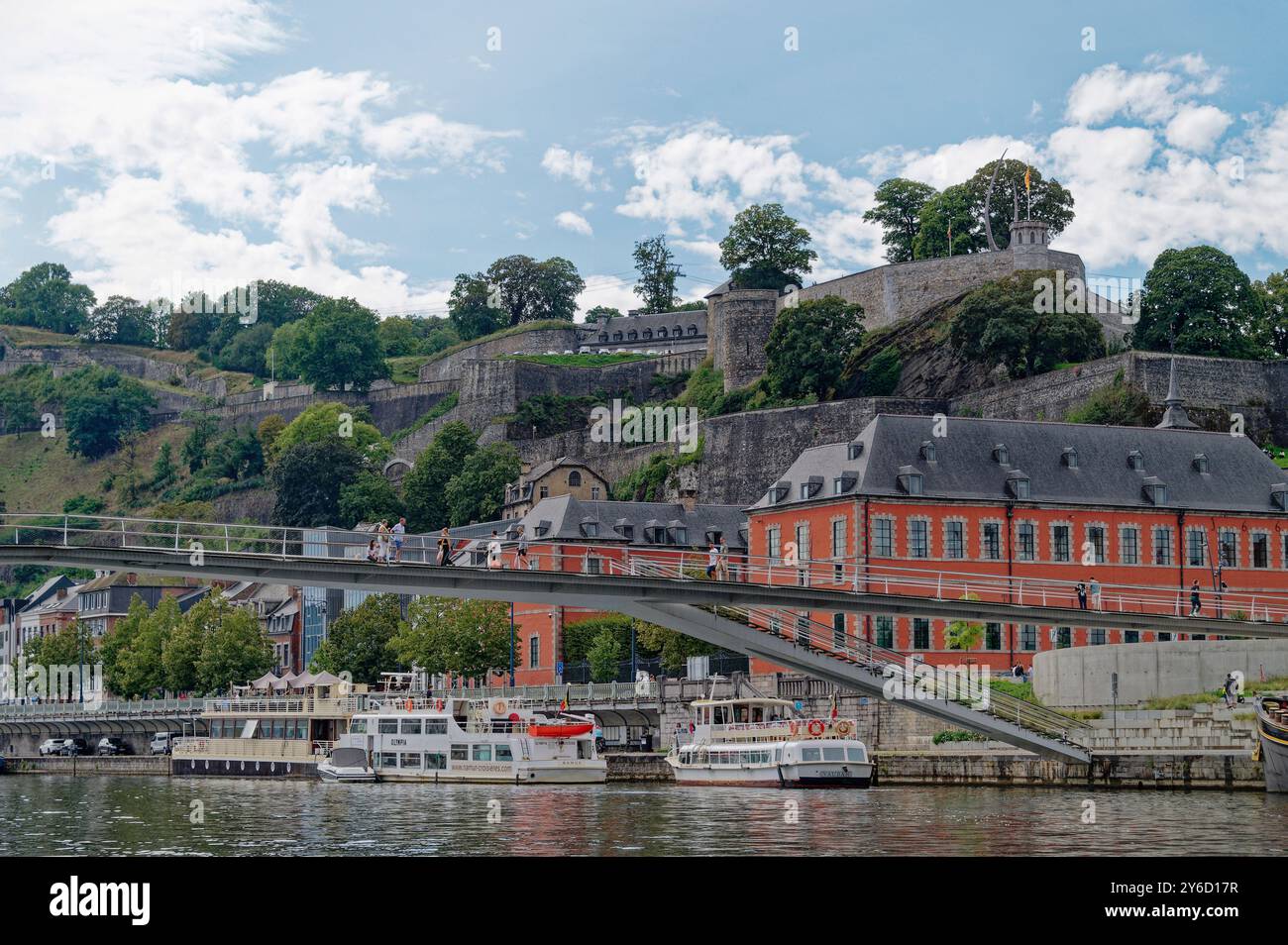 Belgium, Wallonia, Namur: L'Enjambee, pedestrian-cyclist footbridge across the Meuse river. In the background, the Parliament of Wallonia and the cita Stock Photo