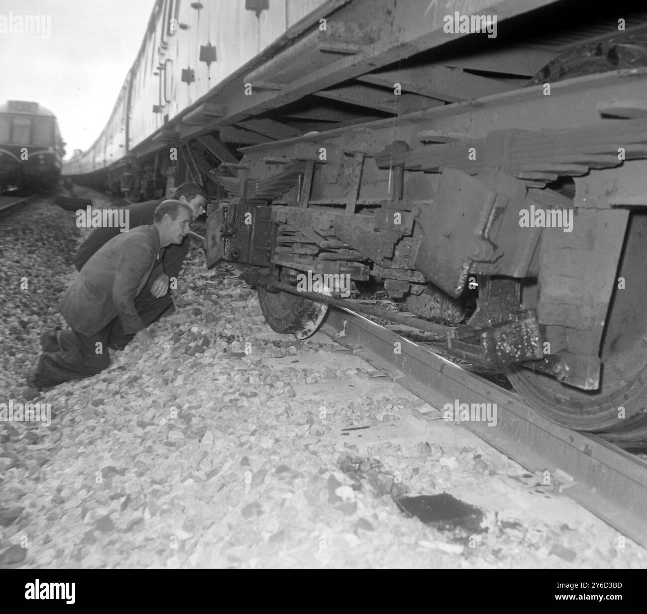 RAIL CRASHES RAILWAY MEN EXAMINE WHEEL CORNISH REIVERA CAME OFF TRACK ...