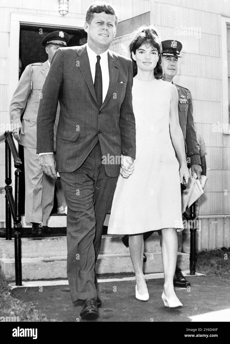 US AMERICAN PRESIDENT JOHN F KENNEDY JFK WITH WIFE JACQUELINE OUT OF