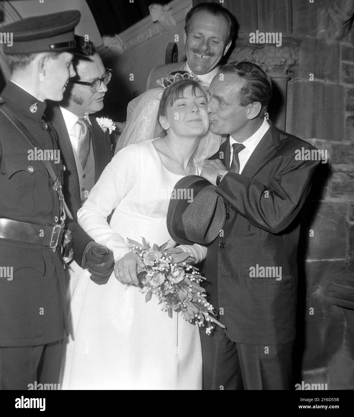 DICKIE HENDERSON, SALLY GRAFTON, TERRY THOMAS AND HARRY  SECCOMBE - WEDDING IN LONDON /  ;  10 AUGUST 1963 Stock Photo