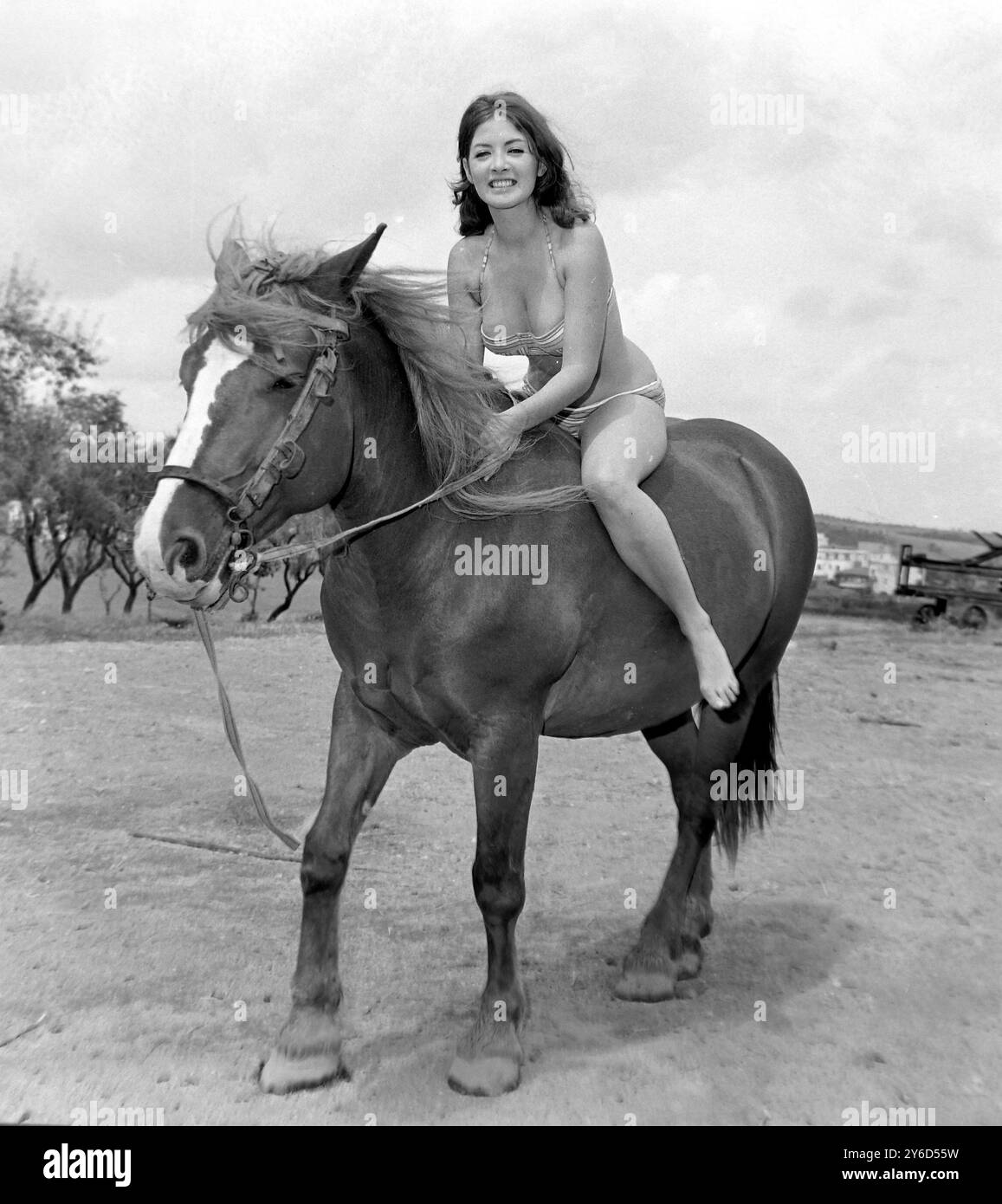 ACTRESS LINDA VERAS ON A HORSE IN ROME / ; 10 AUGUST 1963 Stock Photo